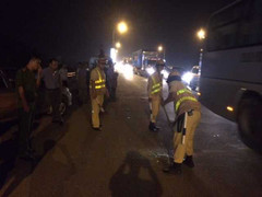 Xe biển xanh lộn nhào trên cầu Thăng Long giữa đêm