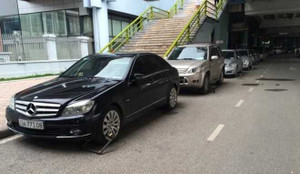 Đỗ quá 5 phút ở sân bay, hàng loạt 'xế hộp' bị khóa bánh