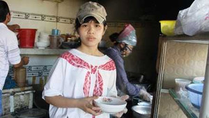 Sau 4 năm làm bồi bàn vẫn thi đỗ đại học