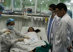 Bị ong vò vẽ đốt, hai chị em nguy kịch