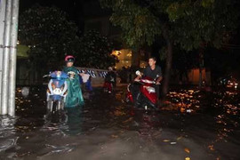 Sài Gòn mưa xối xả, dân lại bì bõm lội 'sông'