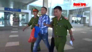 Clip: Theo chân công an bắt kẻ nổ súng uy hiếp bạn nhậu