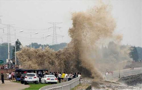 Thủy triều dữ dội như ngày tận thế ở Trung Quốc