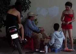 Gái massage trải lòng phút 'nhắm mắt đưa chân' chọn nghề