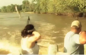 Clip: Săn cá theo phong cách 'Anh hùng xạ điêu'