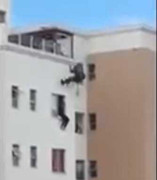 Thót tim pha cứu người tự tử ngoạn mục của cảnh sát