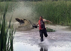 Kinh hoàng cá sấu khổng lồ rượt đuổi người trên sông