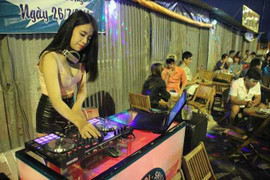 Nữ DJ xinh đẹp xuống vỉa hè chơi nhạc, bán trà chanh ở Sài Gòn