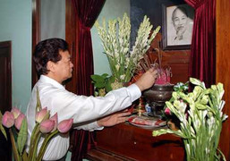 Thủ tướng dâng hương tưởng niệm Chủ tịch Hồ Chí Minh