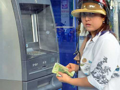 Ngộp thở với phí ngân hàng