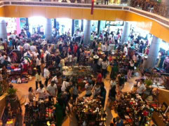 Chợ hàng hiệu giá 'bèo' xả hàng, giảm giá đến 70%