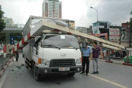 Xe tải đâm đổ cổng cầu vượt Láng Hạ, 2 người nguy kịch