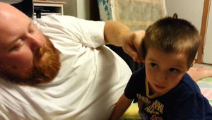 Cậu bé ngây thơ khóc thét vì tưởng bị bố lấy mất tai