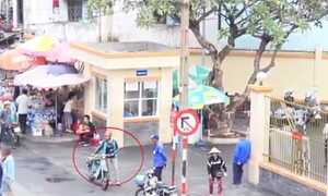Clip lật tẩy người phụ nữ vờ hết xăng, dắt xe đi xin tiền