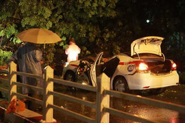 Clip: Cây đổ hàng loạt ở Sài Gòn, một phụ nữ bị đè chết