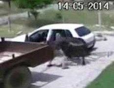 Clip đi ôtô xịn trộm bò 'hot' trên Youtube