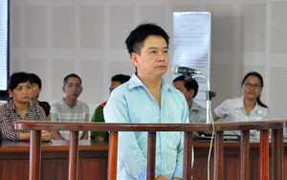 Lừa bán nhà cha đẻ, con trai lãnh án 13 năm tù