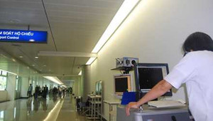 Theo dõi 2 người châu Phi bị sốt nhập cảnh Việt Nam