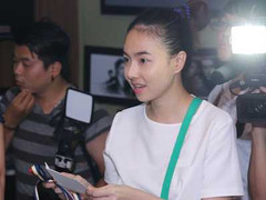 Đinh Ngọc Diệp tất bật bán sách ảnh làm từ thiện