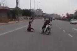 Clip: 'Quái xế' bốc đầu xe, bạn lộn cổ xuống đường