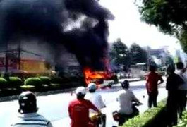 Xe chở bệnh nhân bốc cháy dữ dội trên phố