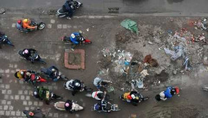 Ngồi xe máy, ngẫm ôtô giá tít trời cao