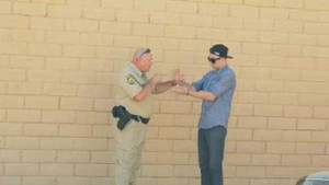 Clip: Thanh niên dùng ảo thuật lừa cảnh sát