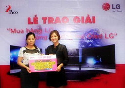 Nữ khách hàng đầu tiên nhận thưởng TV OLED 3D tại PICO