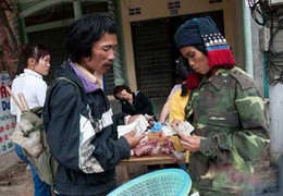 Người đàn ông 3 lần 'nhặt vợ' 4 lần bán con