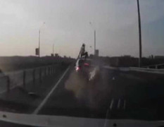 Va chạm kinh hoàng, nam thanh niên xử lý như người nhện