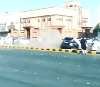 Kinh hoàng ôtô biểu diễn drift đâm văng cả người đứng xem