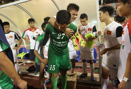 Cầu thủ U19 Việt Nam nhờ đồng đội cõng rời sân