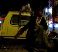 Clip: Gã say bị bắt, 'chém' ngoại ngữ với CSGT