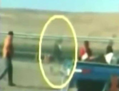 Clip: 'Hồn ma' đứng nhìn xác mình sau tai nạn thảm khốc