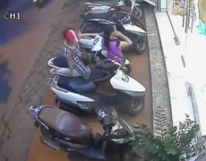 Clip: 2 nữ quái trộm túi xách trong cốp xe cực nhanh