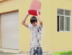 Clip: Lệ Rơi dội nước đá, thách thức bạn gái Chippy Polla