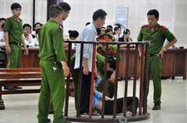 Chồng bị án chung thân, vợ ngất xỉu giữa tòa