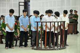 Gần 40 năm tù cho nhóm hỗn chiến, đánh công an