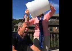 Clip: Cựu Tổng thống Bush dội nước đá, thách thức ông Clinton