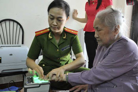 Hà Nội: Công an đến nhà làm chứng minh thư cho dân
