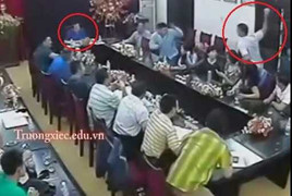 Giáo viên ném cốc vào hiệu trưởng lĩnh án