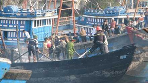 Tàu chở dầu phát nổ, nhiều người thương vong