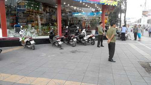 Tạm giữ thanh niên đâm chết người trên phố Hà Nội