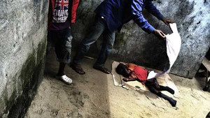 Cậu bé nhiễm Ebola bị lột trần, đẩy ra đường đã qua đời