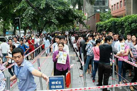 Con cháu lãnh đạo đỗ công chức: Tiêu cực có giá bao nhiêu?