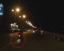 Clip: Xe nổ lốp, thanh niên bị 'ném' đập mặt xuống đường