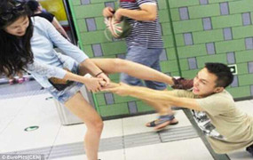 Chàng trai bị bạn gái đạp, kéo lê cũng không buông điện thoại