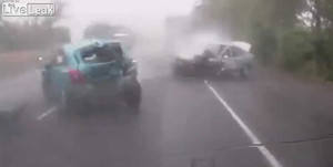 Clip: 2 ôtô con lao thẳng vào nhau vì muốn vượt trước