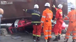 Clip: Tai nạn thảm khốc, container đè bẹp siêu xe