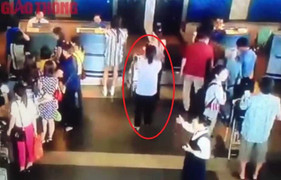 Clip: Giả gái đánh cắp ví ở sân bay bị camera ghi lại